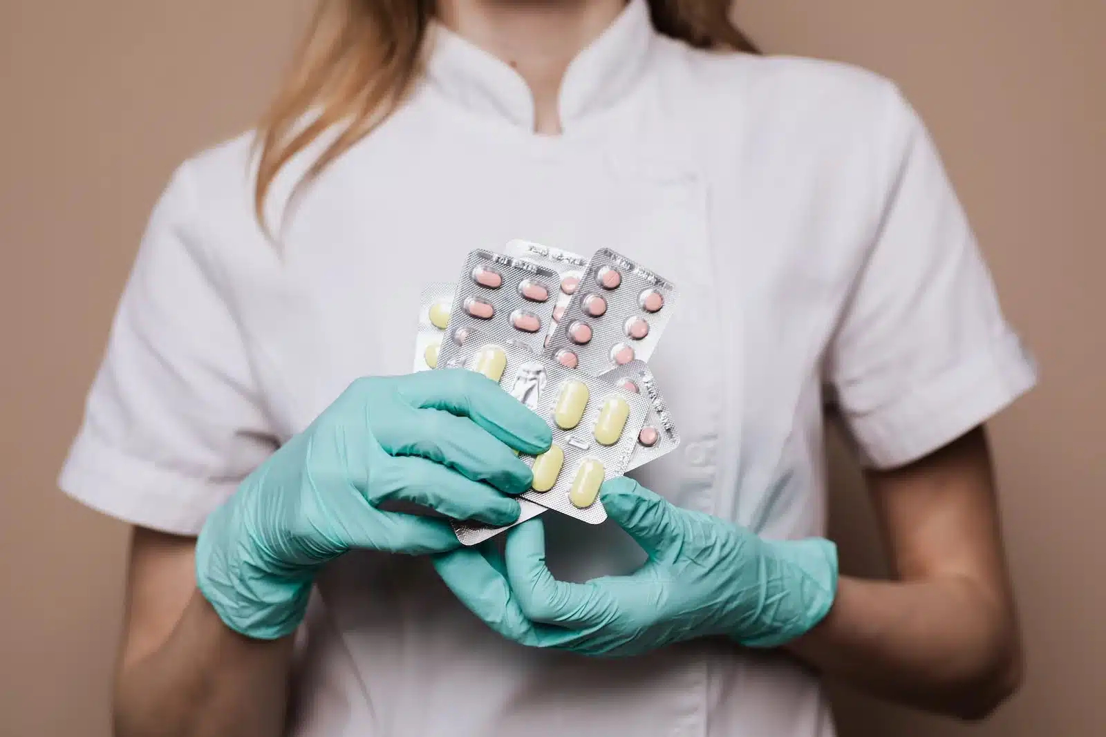 Photo d'une pharmacienne avec des médicaments